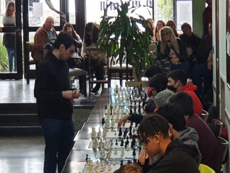 El Campeón argentino de ajedrez revoluciono la ciudad de San Lorenzo, Santa Fe